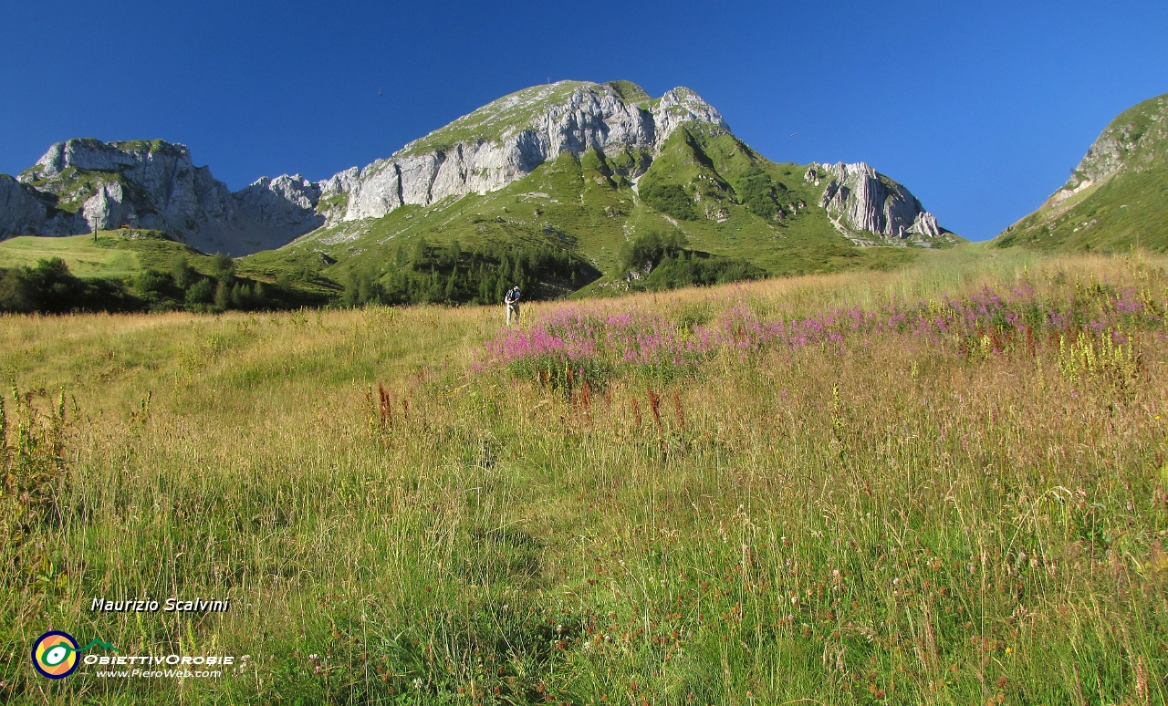 01 Comincia l'avventura, puntiamo al passo di San Simone. Ecco il Monte Cavallo....JPG